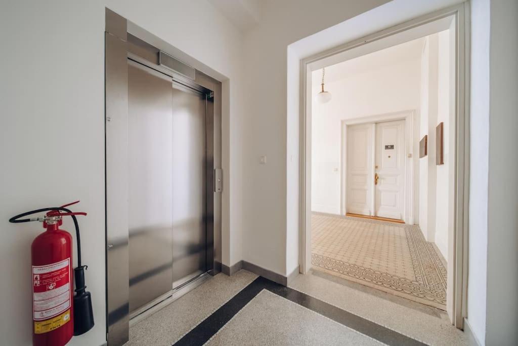 Ferienwohnung Magnificent Historical Penthouse In The Heart Of Prag Exterior foto