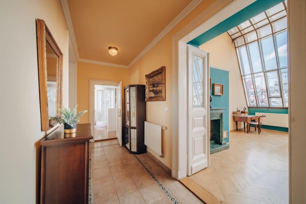 Ferienwohnung Magnificent Historical Penthouse In The Heart Of Prag Exterior foto