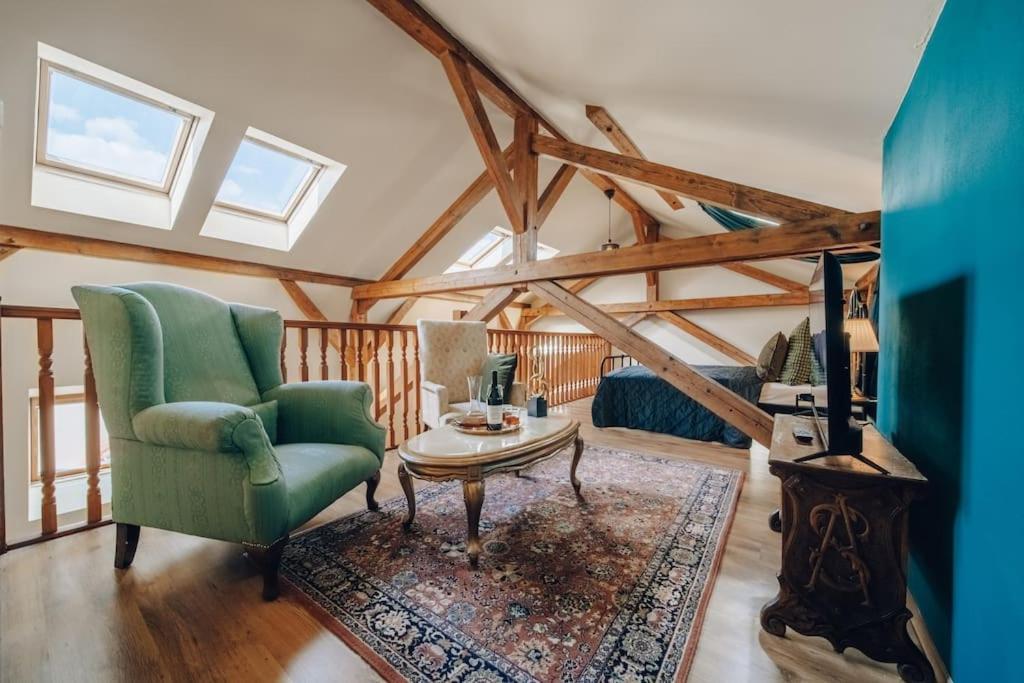 Ferienwohnung Magnificent Historical Penthouse In The Heart Of Prag Exterior foto