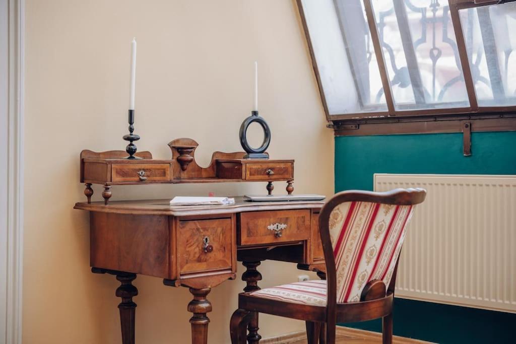 Ferienwohnung Magnificent Historical Penthouse In The Heart Of Prag Exterior foto