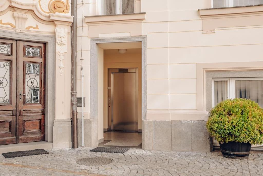 Ferienwohnung Magnificent Historical Penthouse In The Heart Of Prag Exterior foto