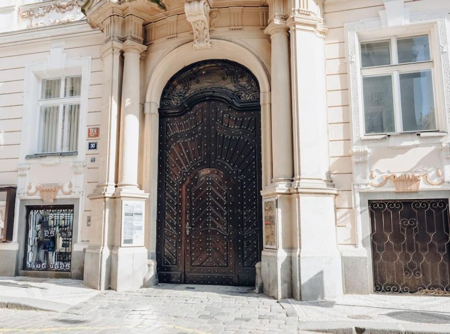 Ferienwohnung Magnificent Historical Penthouse In The Heart Of Prag Exterior foto